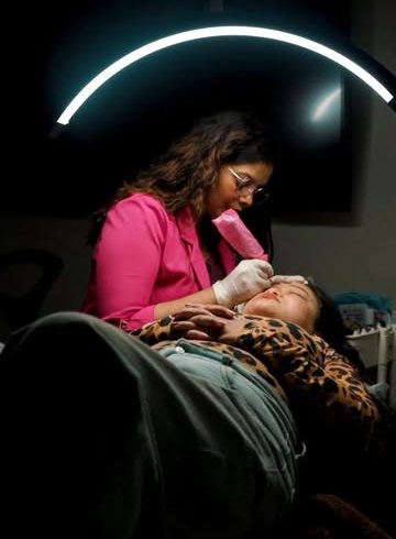 Dr. Nidhi Keshri Shah performing a permanent makeup treatment